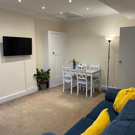 Super Convenient For Central London - Large 2 Double Bed Apartment 30 Seconds Walk To Platform Train Station And 19 Mins To London Waterloo Zewnętrze zdjęcie